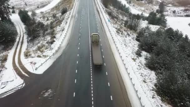Kış yolu, araba ve kamyon trafiği. Ormanın kenarlarında.. — Stok video