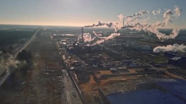 Fabrika ve fabrika borularının İHA 'sından hava fotoğrafçılığı