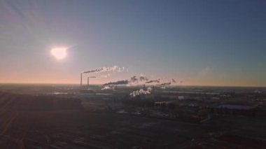 Fabrika ve fabrika borularının İHA 'sından hava fotoğrafçılığı