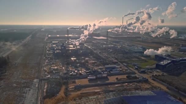 Fotografia aerea da drone di tubi di fabbriche e fabbriche — Video Stock