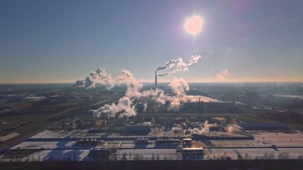 Luftaufnahme von Fabriken mit dickem Smog aus Rohren im Sonnenlicht. — Stockvideo