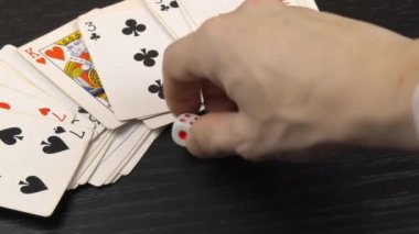 Beyaz zarlar, siyah bir oyun masasında, oynayacak kartları olan.