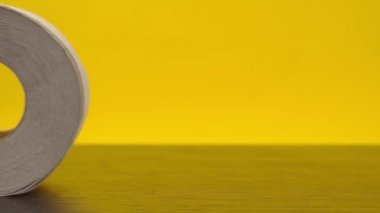 Masada bir rulo tuvalet kağıdı akıyor.