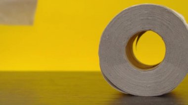 Masada bir rulo tuvalet kağıdı akıyor.