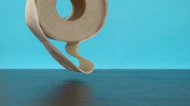 Masada bir rulo tuvalet kağıdı akıyor.