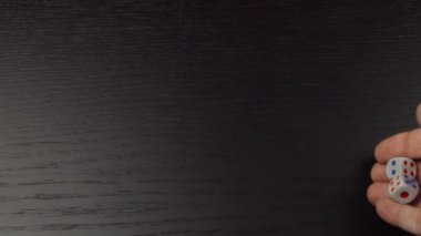 El ahşap masaya iki zar atıyor. Yakın plan.