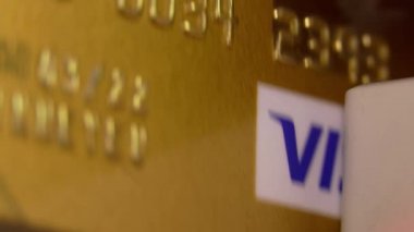 Mogilev, Belarus-13 Ağustos 2020: Kredi VISA kartı terminalden geçer ve ödeme yapılır.