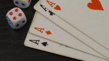 Beyaz zarlar, siyah bir oyun masasında, oynayacak kartları olan.