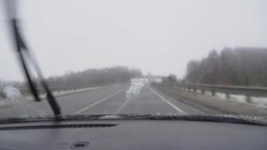 Araba otoyolda gidiyor, cam sileceği arabanın camını yıkıyor..