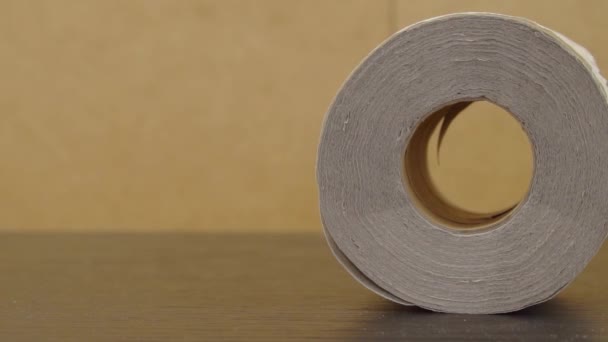 Un rouleau de papier toilette qui coule sur la table — Video