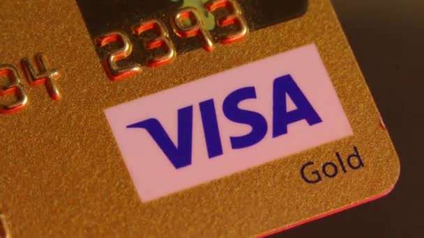 Mogilev, Belarus-13 augustus 2020: De creditcard VISA-kaart gaat door de terminal en de betaling gebeurt. — Stockvideo