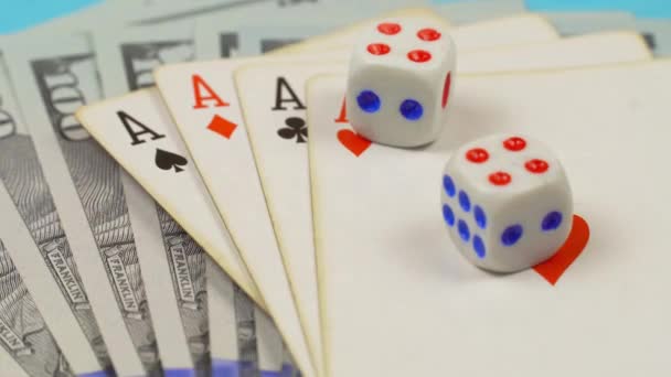 Dados en la mesa de juego con cartas para jugar y billetes de cien dólares. — Vídeos de Stock