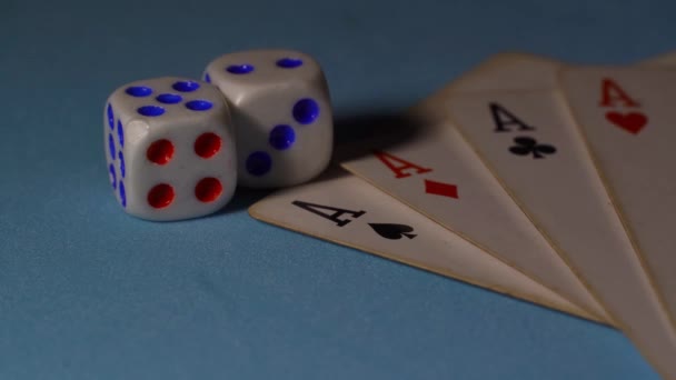 Bílé kostky, na černém hracím stole s kartami hrát — Stock video