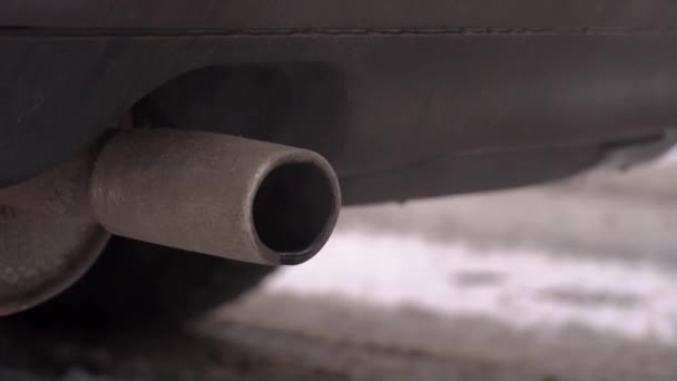 Escape del coche, humo que sale de la tubería silenciador del coche, — Vídeos de Stock