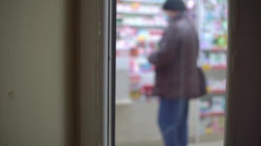 Cam kapıya ateş ediyorlar, insanlar eczanede kuyruğa giriyor..