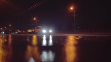 Şehir caddesinde bulanık araba ışıkları. Boş bir sokak, boş bir yol..