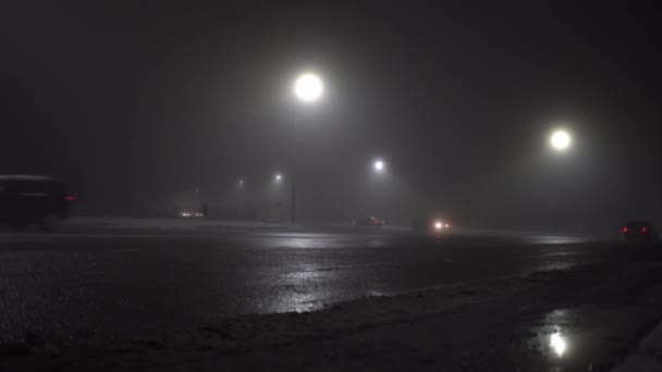 Şehir caddesinde bulanık araba ışıkları. Boş bir sokak, boş bir yol.. — Stok video