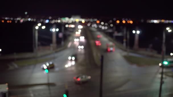 城市街道上的车灯模糊不清.一条空荡荡的街道，一条空荡荡的道路. — 图库视频影像
