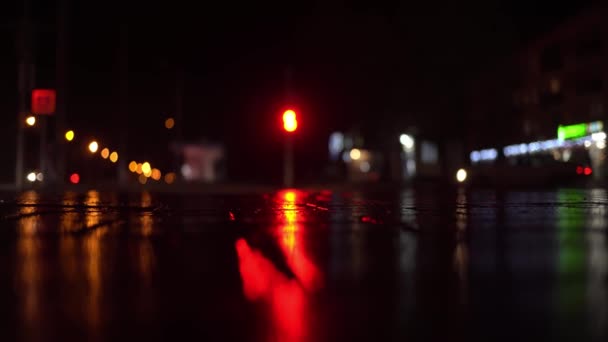 夜晚城市街道上的车灯和红绿灯模糊不清. — 图库视频影像