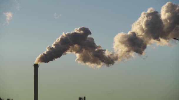 Poluição ambiental: tubo com fumaça. ecologia. — Vídeo de Stock