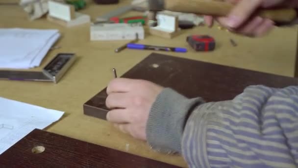 Primo piano del maestro nel laboratorio di mobili, piastrelle di legno. — Video Stock