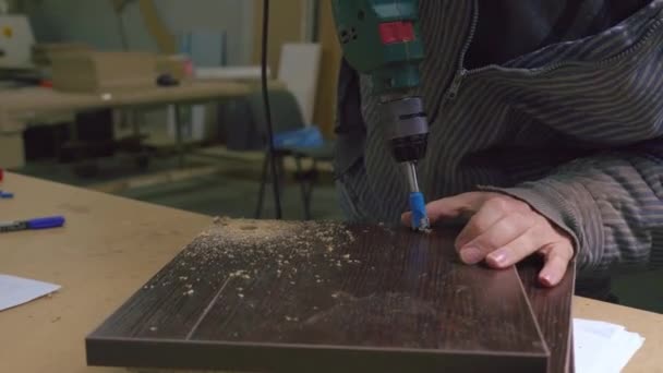 Primo piano del maestro nel laboratorio di mobili, piastrelle di legno. — Video Stock