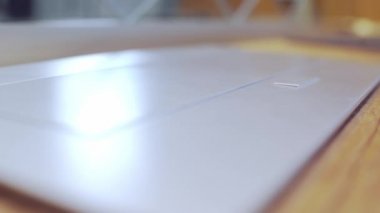 Ahşap bir mutfak tezgahında üç gizli oyuk var.,