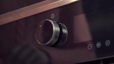 Mutfaktaki fırın elektrikli sobasının elle etkinleştirilmesi