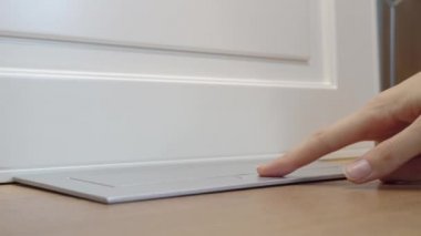 Ahşap bir mutfak tezgahında üç gizli oyuk var.,