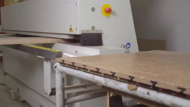 El primer plano de la parte de la parte de madera en la máquina de borde-venda. — Vídeos de Stock