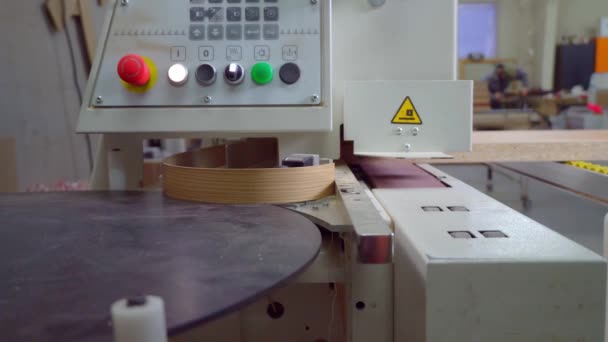 Primo piano di una parte di una parte di legno su una macchina di bordatura. — Video Stock