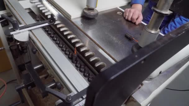 Μια μηχανή γεώτρησης κάνει μια τρύπα σε μια ξύλινη πλάκα. χέρι του ανθρώπου. — Αρχείο Βίντεο