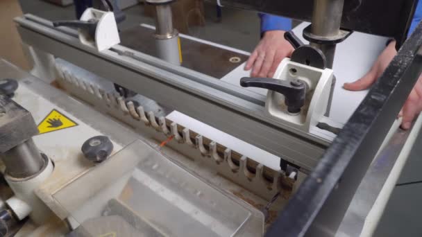 Μια μηχανή γεώτρησης κάνει μια τρύπα σε μια ξύλινη πλάκα. χέρι του ανθρώπου. — Αρχείο Βίντεο