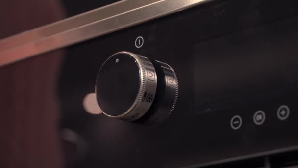Handmatige activering van temperatuurschakelaar van oven elektrisch fornuis in keuken — Stockvideo