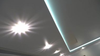 Apartman dekorasyonunda askıya alınmış tavanlar ve alçı kaplama yapılar