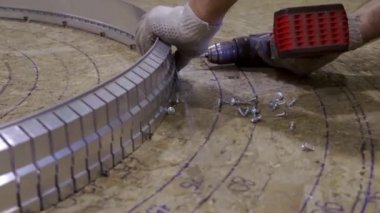 Usta alüminyum profili esnek tavanlar için eğiyor. Çerçeve.