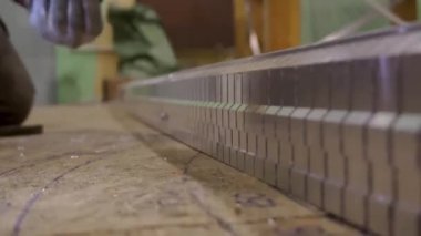 Usta alüminyum profili esnek tavanlar için eğiyor. Çerçeve.