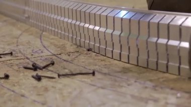 Usta alüminyum profili esnek tavanlar için eğiyor. Çerçeve.