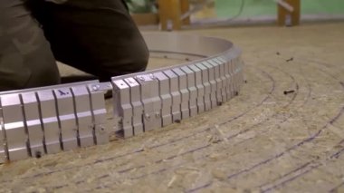 Usta alüminyum profili esnek tavanlar için eğiyor. Çerçeve.