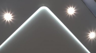 Apartman dekorasyonunda askıya alınmış tavanlar ve alçı kaplama yapılar