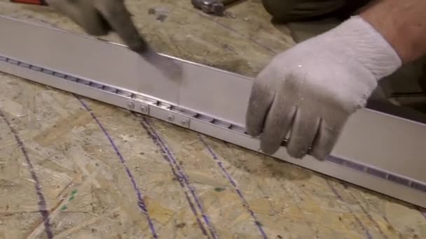 Der Meister biegt Aluminiumprofile für Spanndecken. Rahmen. — Stockvideo