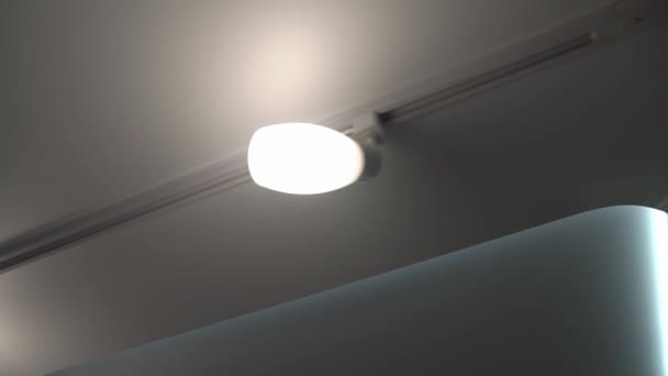 Apartman dekorasyonunda askıya alınmış tavanlar ve alçı kaplama yapılar — Stok video