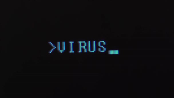 Pantalla del monitor es una macro, etiqueta del virus se introduce en el fondo negro. — Vídeos de Stock