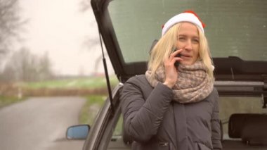 Noel Baba şapkalı kadın akıllı telefondan arıyor, bozuk araba..