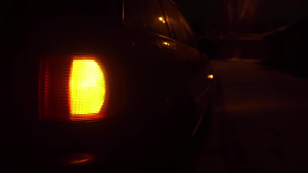 Primer plano de la luz amarilla trasera derecha parpadeando en el coche. — Vídeo de stock