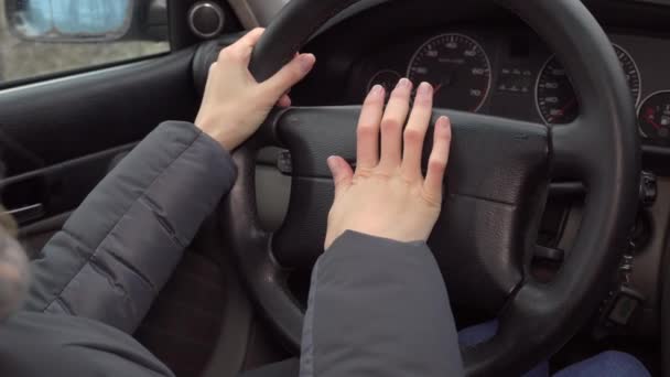 Sluiten van de hand duwen hoorn op het stuur tijdens het rijden. — Stockvideo
