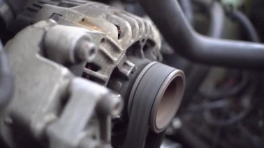 Araba motoru çalışıyor. Motorun çalışmasını kapat.