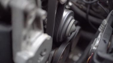 Araba motoru çalışıyor. Motorun çalışmasını kapat.