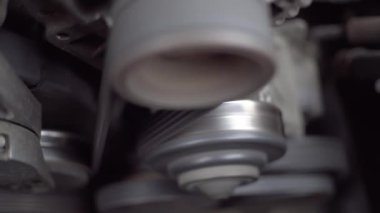 Araba motoru çalışıyor. Motorun çalışmasını kapat.