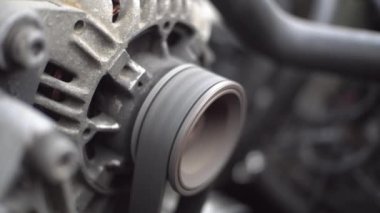 Araba motoru çalışıyor. Motorun çalışmasını kapat.